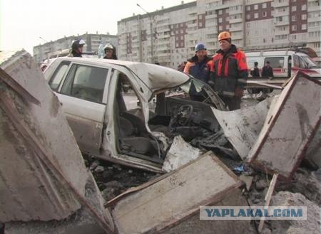В Красноярске на прохожих рухнул башенный кран