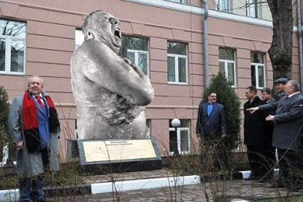 В Москве открыли трехметрового бронзового Жириновского