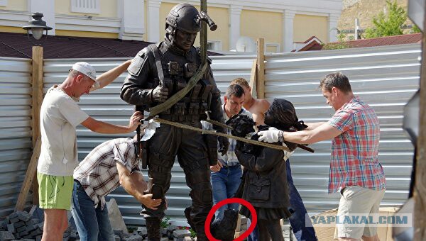 В Крыму открыли памятник "вежливым людям"