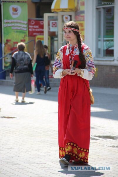 Студентки неделю носили русские народные костюмы.