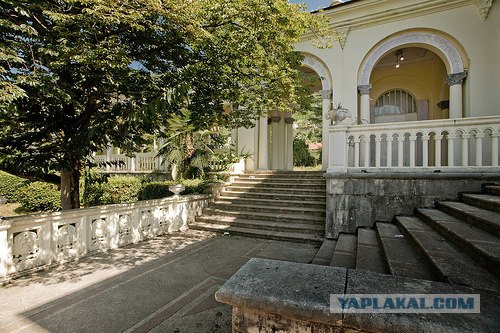 Заброшенный вокзал в Гаграх (12 фото)
