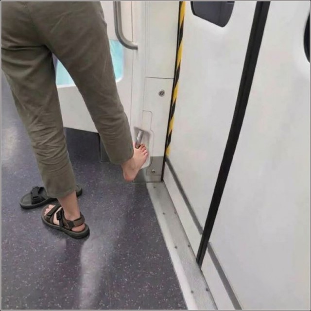 Для кого этот поручень?