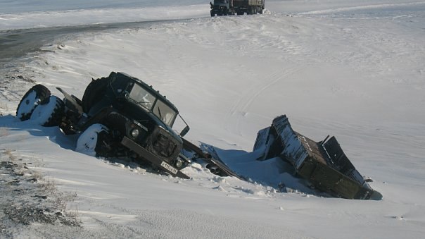 Как в Анадыре вызволяют из ледового плена машины