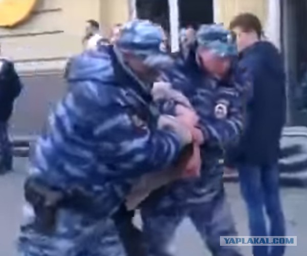 "Открытая Россия" называет напавшего на полицию "неравнодушным студентом"