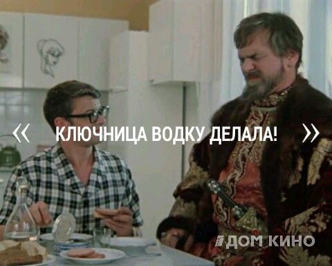 Чувак смакует лимончелло собственного приготовления