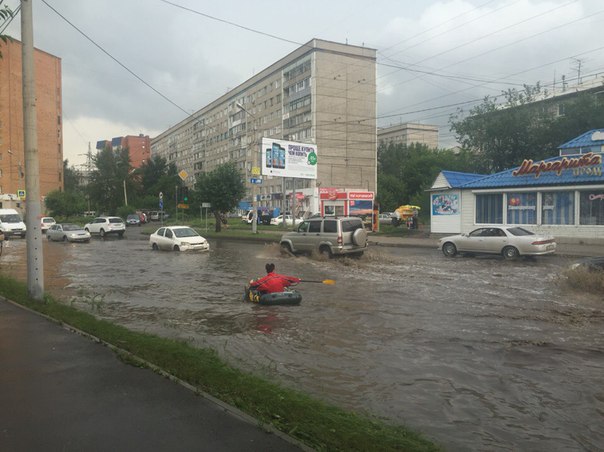 В Красноярске обычный водитель несколько часов вытаскивал заглохшие в воде автомобили