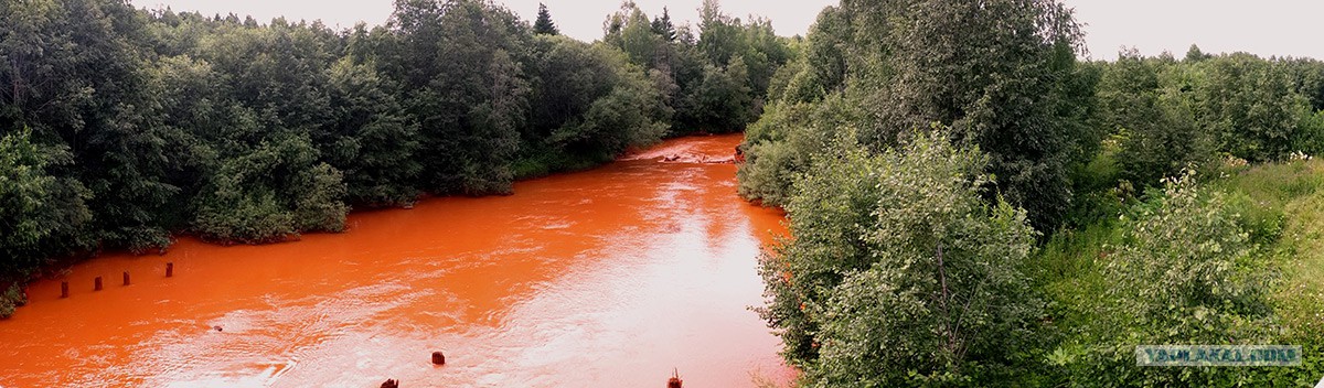 Бывает красная река. Река Кизел Пермский край. Красная река Вильва Пермский край. Река Вильва красная вода. Красная река Кизел.