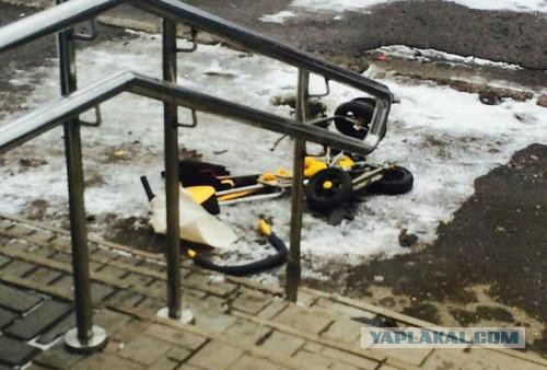 Грузовик раздавил ребенка в коляске, пока отец отошел в магазин в Ижевске
