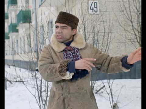 Снег с крыши серьезно повредил микроавтобус в Южно-Сахалинске
