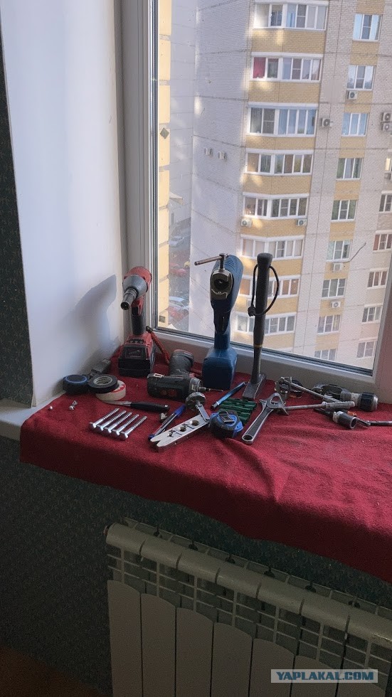Пол протереть и покрывало в стирку кинуть