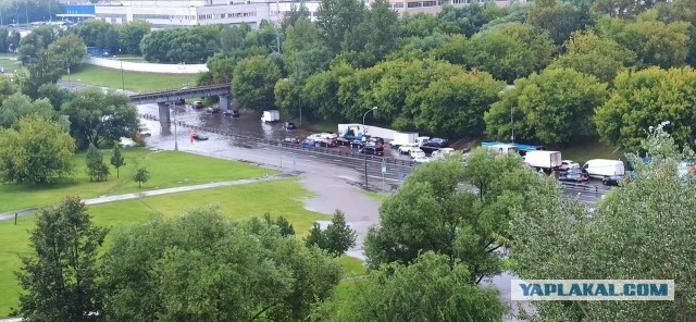 В Москве повреждены десятки автомобилей