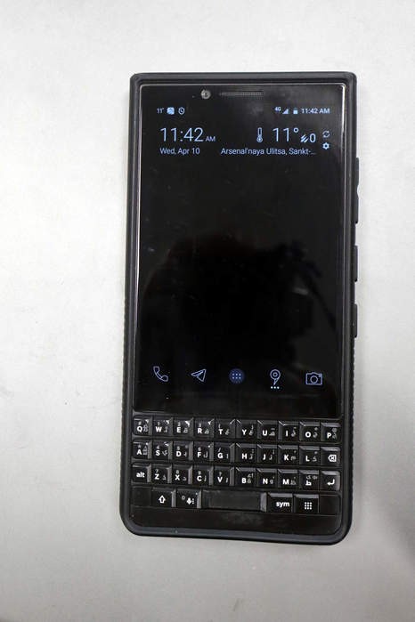 Commodore анонсировала кнопочный смартфон-раскладушку за 500$