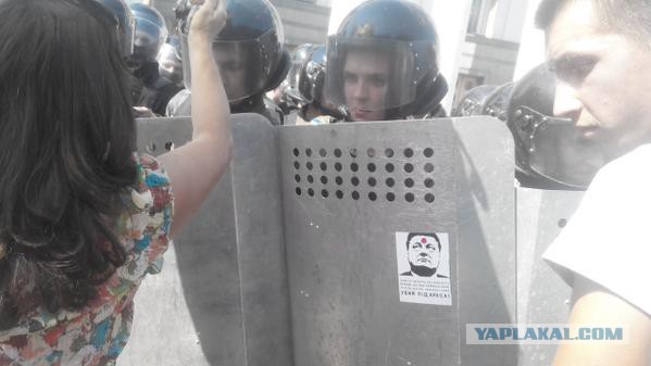 Митингующие в Киеве штурмуют здание Рады