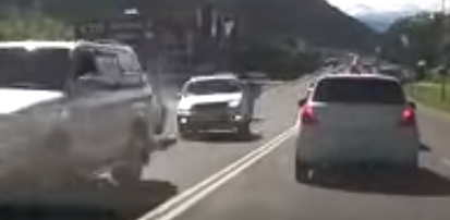 Сракер швырнул кроссовер на встречную