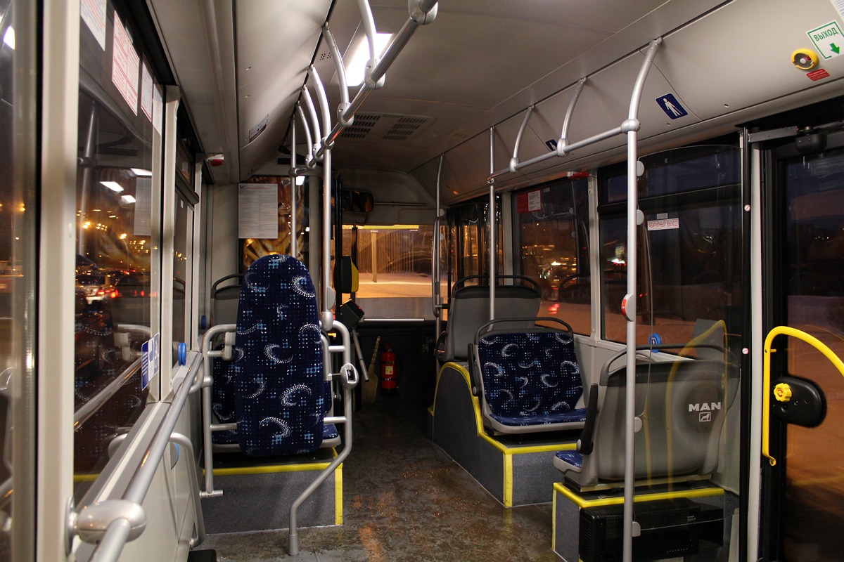 Салон общественного транспорта. Автобус внутри. Автобус городской внутри. Автобус салон внутри. Салон городского автобуса.