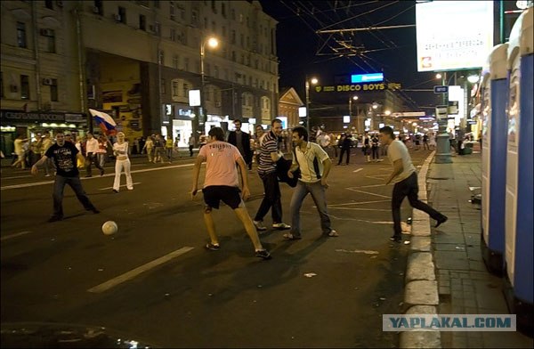 Москва ликует после победы России в 1/4 (64 фото)