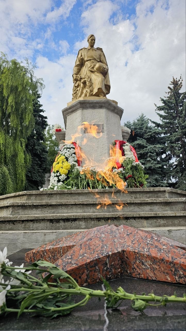 Жители Бельц вышли сегодня к Мемориалу воинской славы и легендарному «Танку»