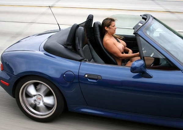 Сиськи за рулем Bmw (3 фото)
