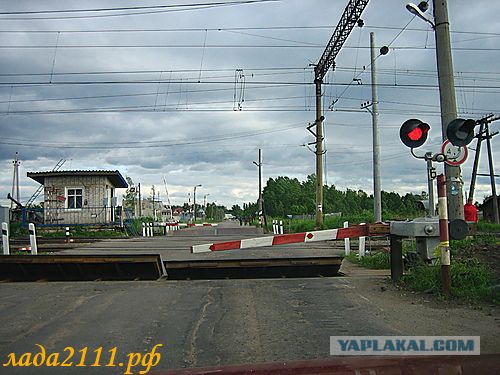 Железнодорожник спас торопившегося водителя от столкновения с поездом