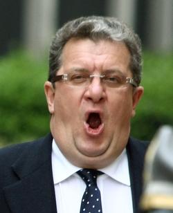 Instagram по требованию суда удалил фотографии и видео о личной жизни Дерипаски, а РКН заблокировал сайт Навального