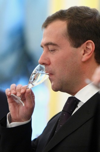 Стала известена зарплата Медведева в Совбезе