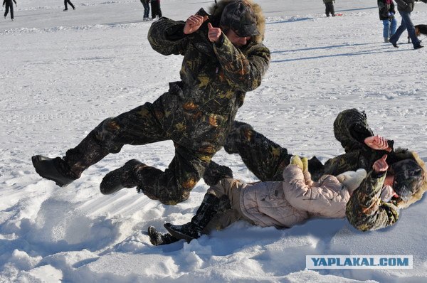 Фотожаба: Сейчас он ей...