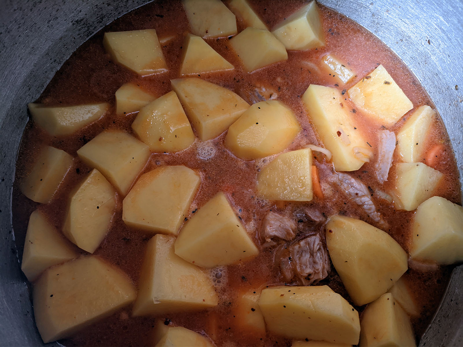 Рецепт мяса с овощами в афганском казане. Картошка в афганском казане. Тушёная картошка в казане. Тушёная картошка с мясом в казане. Тушёная картошка со свининой в казане.