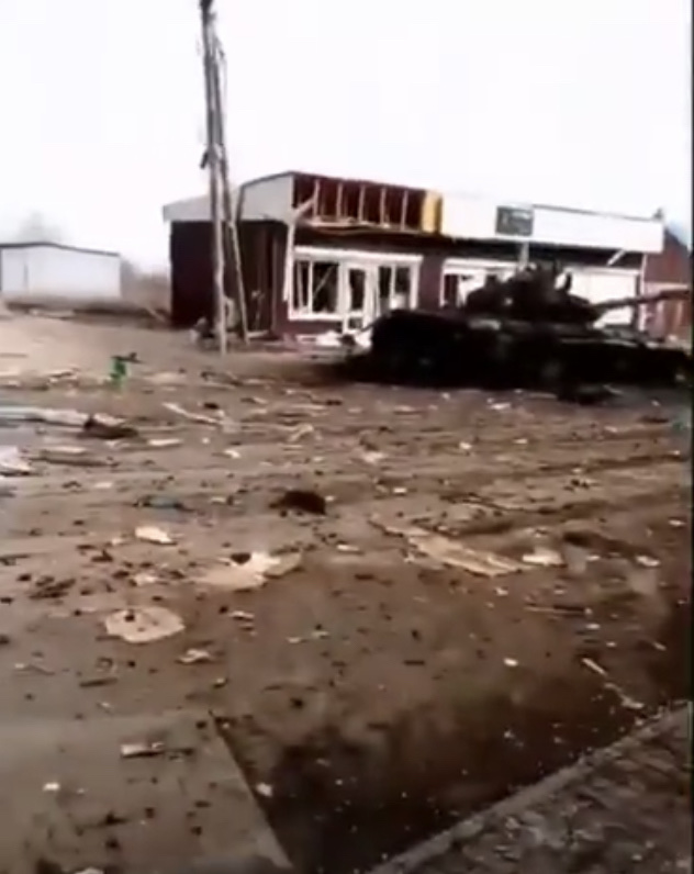 Боевой танк Т-72Б3 ведёт огонь по объектам ВСУ в ходе боёв за Волноваху.