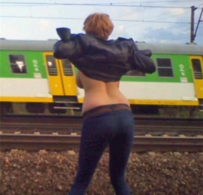 Девушка дарит приятные эмоции