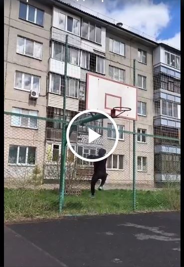 Парень преображает двор своими силами