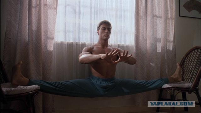 Девушки садятся на шпагат