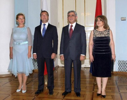 Эффектно-полупрозрачное платье