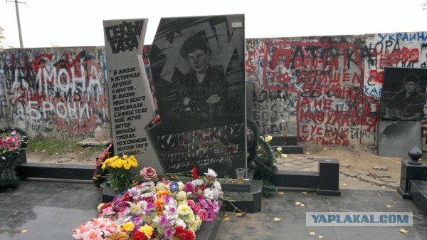 На могиле Жанны Фриске установили памятник в полный рост