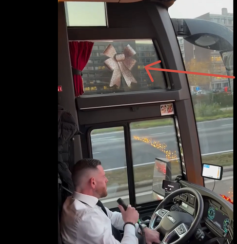 Вообще-то я певец, а водить автобус - это хобби