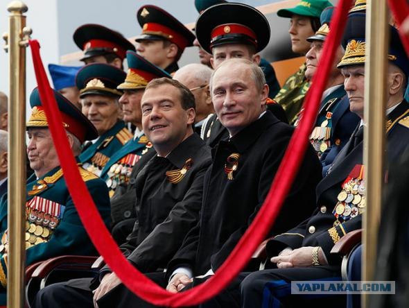 Главнокомандующий принимает парад сидя