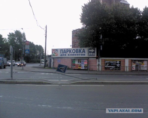 В Питере в реку упал бензовоз с мазутом