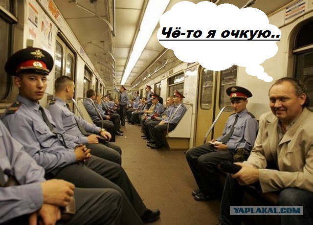 Пассажиры в метро.