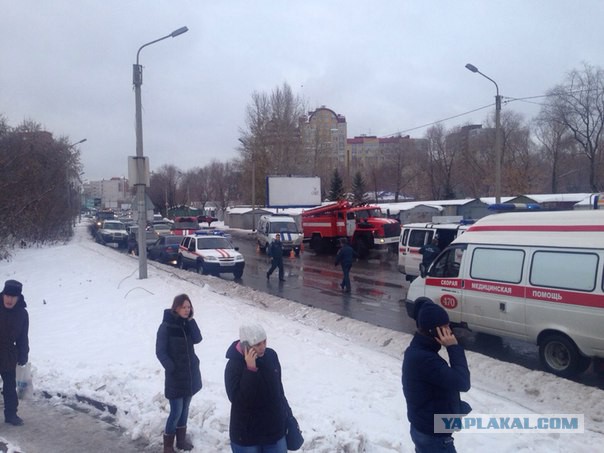 Башенный кран упал поперёк дороги, раздавив авто