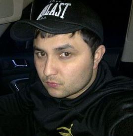 Полицейский вместе с друзьями избил прохожих.