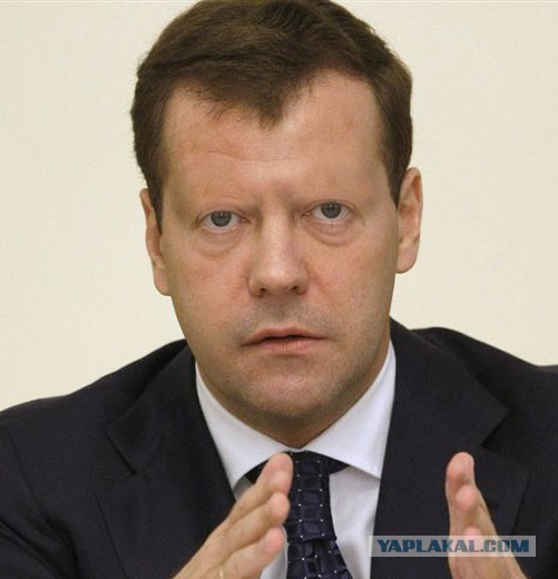 Зачем "володька" сбрил... брови?