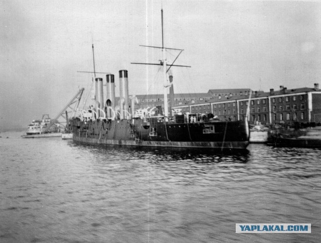 Несколько старых фото и люди на них.