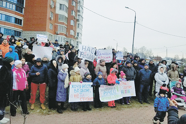 «На глазах у всех обворовали»: бывшие чиновники купили землю с уже построенными на ней многоквартирными домами