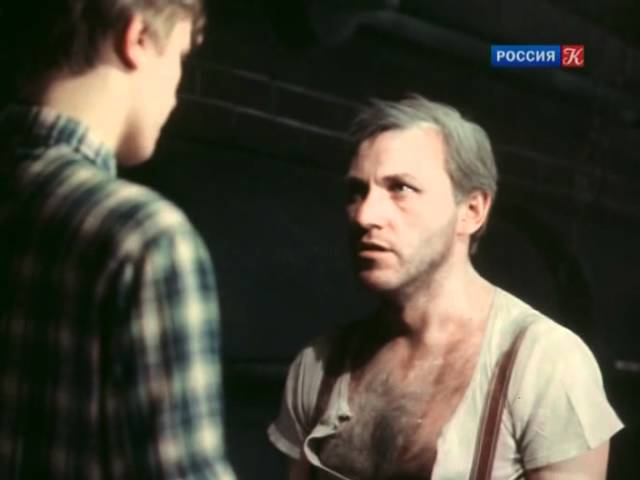 Директор глумится