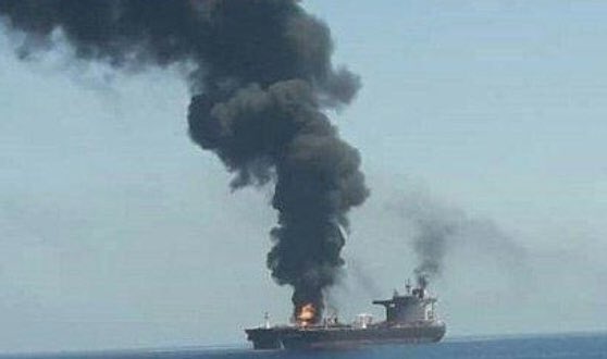 В Оманском заливе кто-то напал на два нефтяных танкера.
