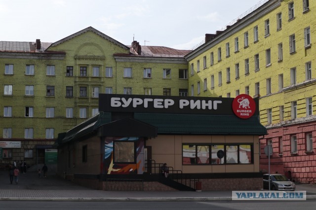 Реалии жизни в Норильске: голые дворы без газонов, деревьев и детских площадок