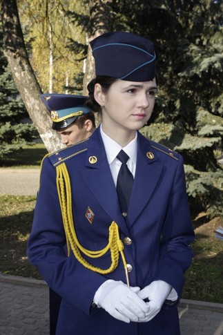 Красотка на вертушке: сибирячка с модельной внешностью стала первой девушкой-пилотом на Крайнем Севере