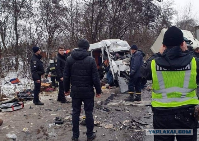 В результате жуткого ДТП с грузовиком и маршруткой под Черниговом погибло 11 человек На месте ведутся спасательные работы