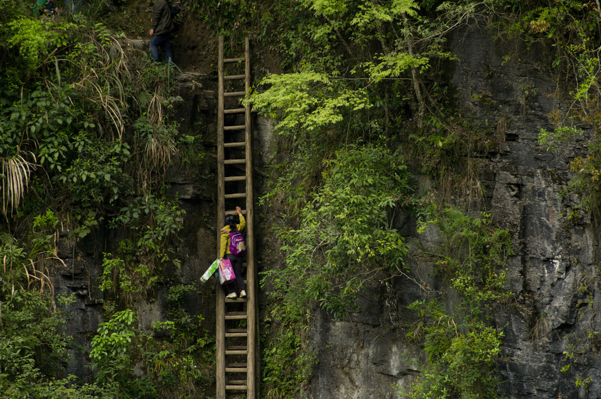 Dangerous way. Веревочная лестница скальный монастырь Гудаута. Лестница в горах Китая. Лестница в скале. Лестница на скалах.