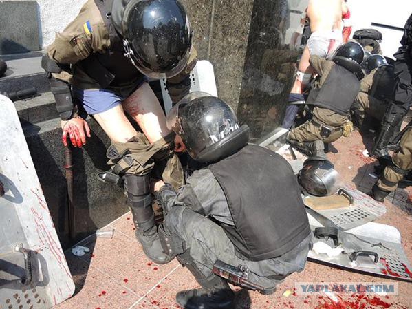 Митингующие в Киеве штурмуют здание Рады