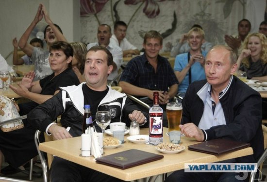 Путин и Медведев смотрят футбол в Сочи